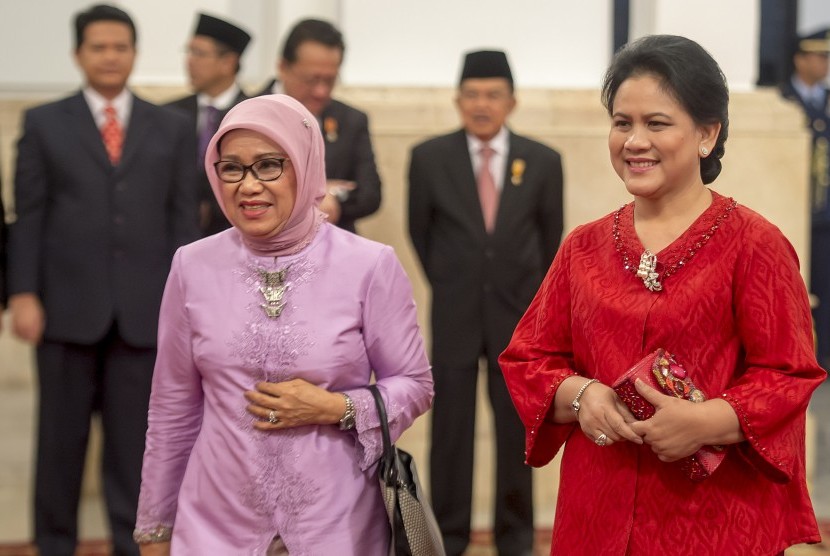 Ibu Negara Ny. Iriana Joko Widodo (kanan) dan Ibu Mufidah Jusuf Kalla (kiri).