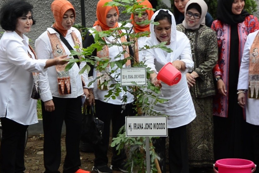 Ibu Negara RI, Iriana Jokowi dan Ibu Mufidah Yusuf Kalla bersama Tim Organisasi Aksi Solidaritas Era Kabinet Kerja (OASE KK) melakukan kunjungan kerja ke Kabupaten Banyuwangi, Senin (28/1).