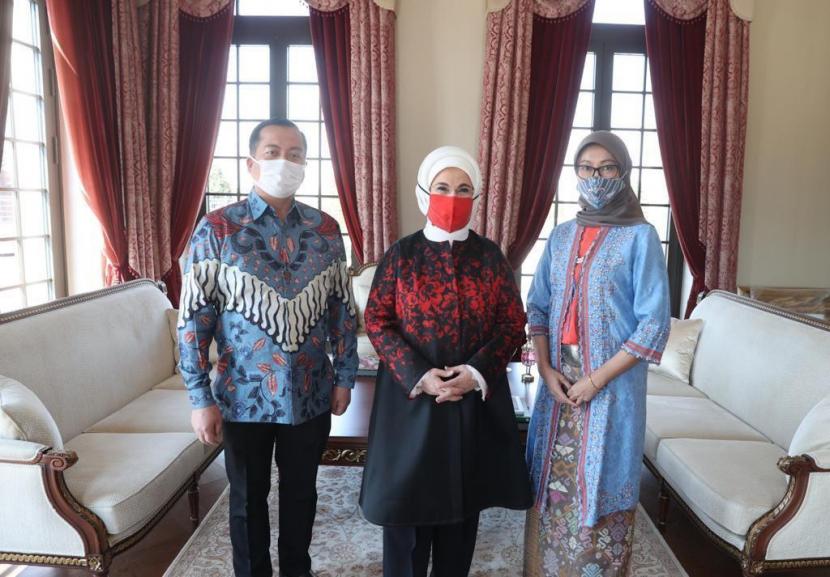 Ibu Negara Turki Emine Erdogan menerima dan jatuh cinta pada batik dan karya kerajinan anak bangsa Indonesia 