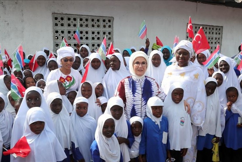 Ibu negara Turki, Emine Erdogan, meresmikan masjid desa yang telah diperbarui dan sebuah sekolah di Gambia, Afrika Barat, Senin (27/1). 