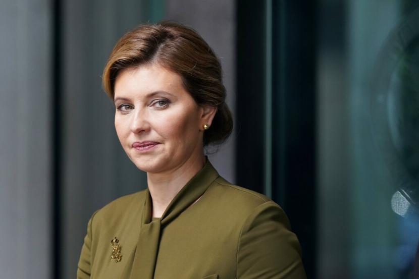 Ibu Negara Ukraina Olena Zelenska berjalan keluar dari Departemen Luar Negeri, Senin, 18 Juli 2022 di Washington, setelah bertemu dengan Menteri Luar Negeri Antony Blinken dalam pertemuan tertutup. 