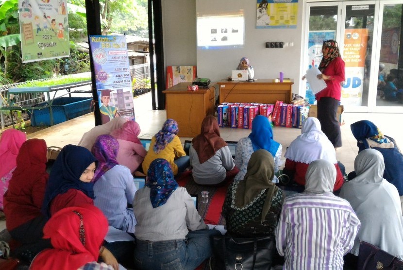 Ibu PKK RPTRA Bhinneka serius mendengarkan materi pelatihan yang disampaikan oleh tutor.