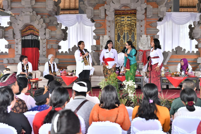 Ibu Riri Sandjojo bersama ibu-ibu Organisasi Aksi Solidaritas Era (OASE) Kabinet Kerja melakukan sosialisasi konvergensi pencegahan stunting dan mengunjungi PAUD Semara Murti di Desa Pengotan, Bangli, Bali, Kamis (22/8/2019). Kegiatan ini dilakukan atas kerja sama Kemendes PDTT dengan OASE Kabinet Kerja sebagai upaya menurunkan angka stunting di desa-desa.  