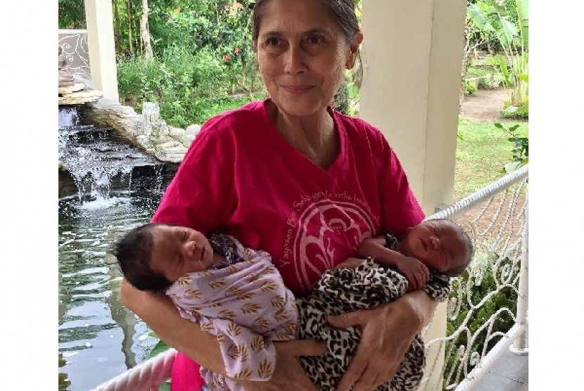 Ibu Robin bersama dua bayi yang baru lahir di Klinik Bumi Sehat, Ubud, Bali.
