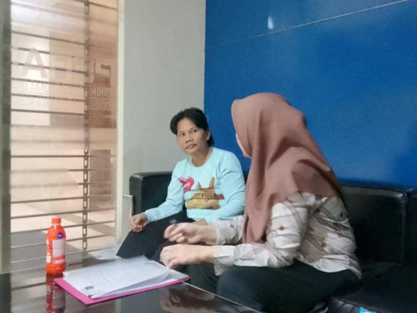 Ibu rumah tangga berinisial EK melaporkan seorang pengacara ke PERADI di Jakarta