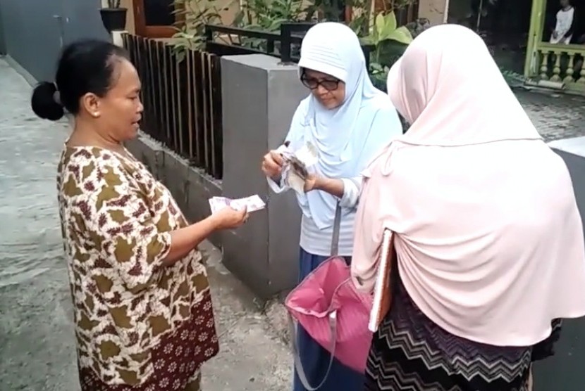 Ibu rumah tangga kompleks perumahan Gang Masjid Al Islah, Cisalak, Depok, Jawa Barat, mengumpulkan tabungan. Semua tabungan itu akan dikumpulkan ke pengurus RT untuk nantinya ditabung di bank (ilustrasi)