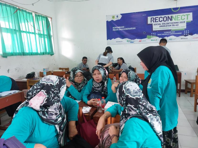 Ibu rumah tangga warga Desa Cikeas dan Desa Sukaraja antusias mengikuti kelas ‘Media dan Kebenaran’ untuk mendeteksi hoax sebagai bagian dari kegiatan Social Volunteering UMB Reconnect 2023, Sabtu (11/2/2023), di SMAN 1 Sukaraja, Desa Cikeas, Kecamatan Sukaraja, Kabuipaten Bogor, Jawa Barat.