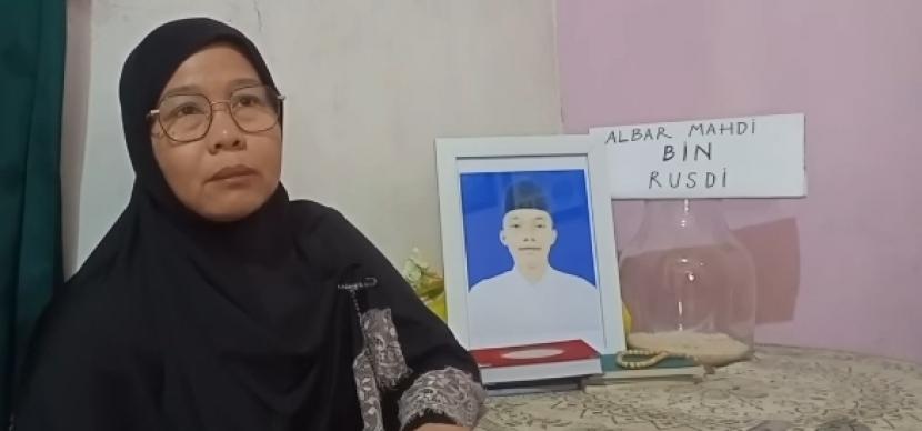Ibu santri Gontor yang meninggal karena dianiaya seniornya, Soimah mengaku berterima kasih atas kunjungan dari pimpinan Pondok Gontor ke rumah dan ke makam AM pada Jumat (9/9/2022).