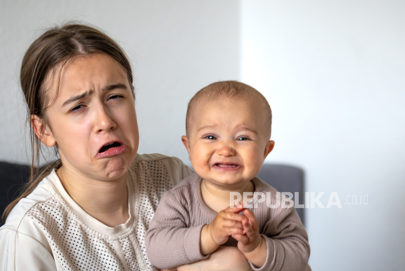 Ibu sering merasa bersalah ketika bayi rewel (ilustrasi). Saat si kecil menangis tak henti, sering kali membuat para ibu merasa kewalahan, panik, dan memicu rasa bersalah. 