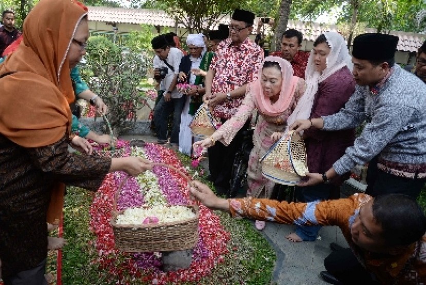 Ibu Sinta Nuriyah didampingi keluarga menyambangi makam Abdurrahman Wahid di komplek pemakaman keluarga di kawasan Ponpes Tebuireng, Jombang, Jatim, Selasa (4/8). 