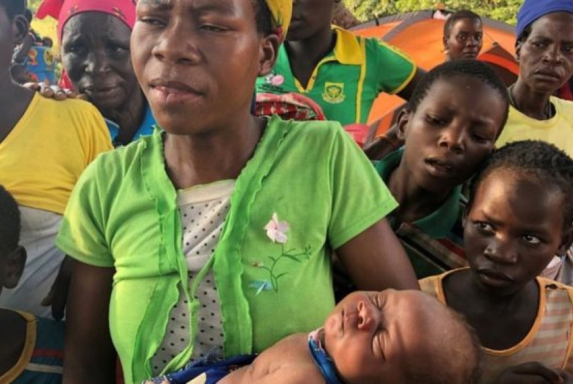 Ibu tunggal Amélia melahirkan putrinya, Sara, saat banjir bandang akibat badai Idai melanda Mozambik.