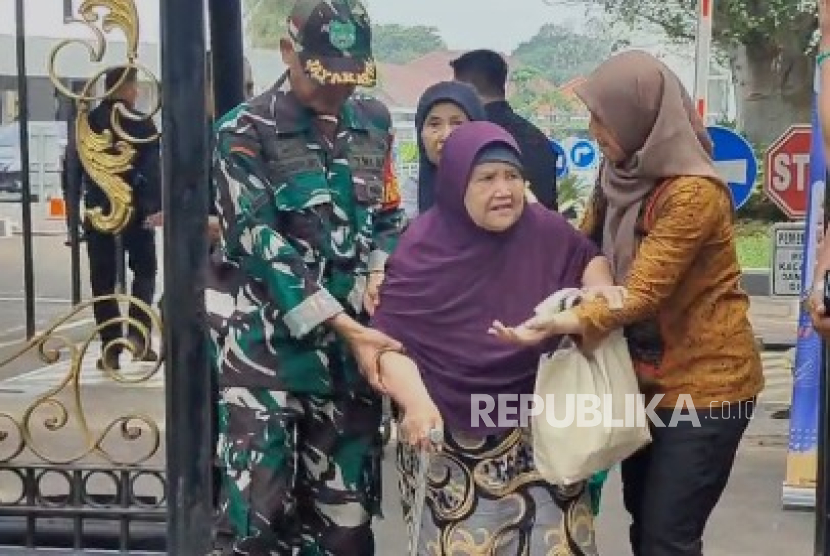 Ibu Warsiyem warga Surabaya datang ke layanan 