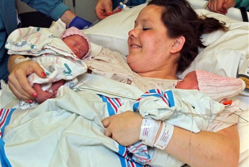 Ibu yang baru melahirkan anak kembar.