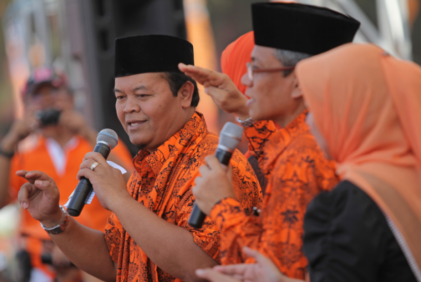ibuan massa menghadiri kampanye terbuka pasanga Cagub-cawagub DKI Jakarta Hidayat Nur Wahid-Didik J Rachbini di Stadion Soemantri Brodjonegoro Kuningan, Jakarta, Minggu (1/7).