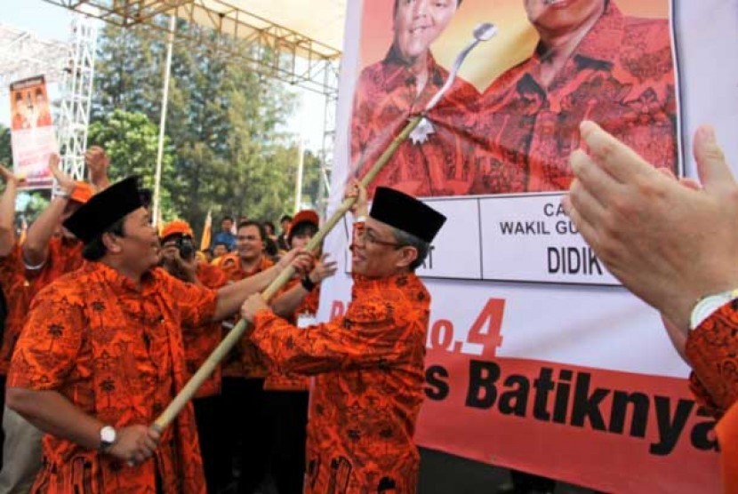 ibuan massa menghadiri kampanye terbuka pasanga Cagub-cawagub DKI Jakarta Hidayat Nur Wahid-Didik J Rachbini di Stadion Soemantri Brodjonegoro Kuningan, Jakarta, Minggu (1/7).