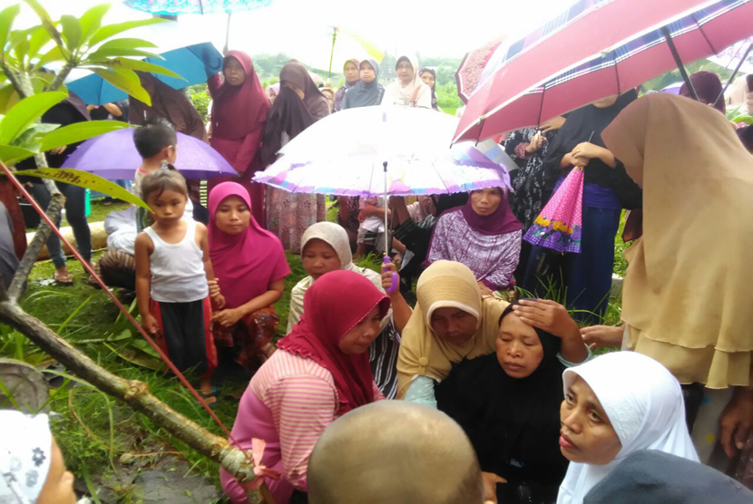 Ibunda almarhum Ilham, Syafa'ah, tak kuasa menahan tangis saat prosesi pemakaman anaknya di Pemakaman Umum Pringgasela, Lombok Timur, NTB, Rabu (25/1).