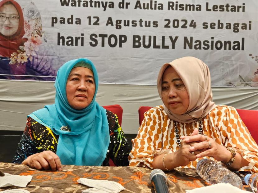 Ibunda Aulia Risma Lestari, Nuzmatun Malinah (kiri), memberikan keterangan kepada media terkait kasus kematian putrinya di PO Hotel, Semarang, Jawa Tengah, Rabu (18/9/2024) malam.