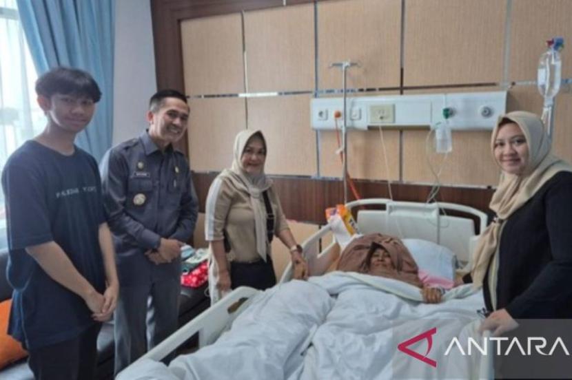 Ibunda Menteri Dalam Negeri (Mendagri) Tito Karnavian, Supriyatini Binti Ranudikromo saat dirawat di Rumah Sakit Umum Pusat (RSUP) Dr Muhammad Hoesin Palembang, Sumatra Selatan.