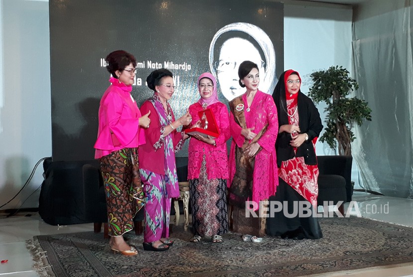  Ibunda Presiden Joko Widodo Sudjiatmi Notomihardjo (kanan kerudung pink). Sejumlah tokoh nasional menghadiri pengajian 1000 ibunda Presiden Jokowi 