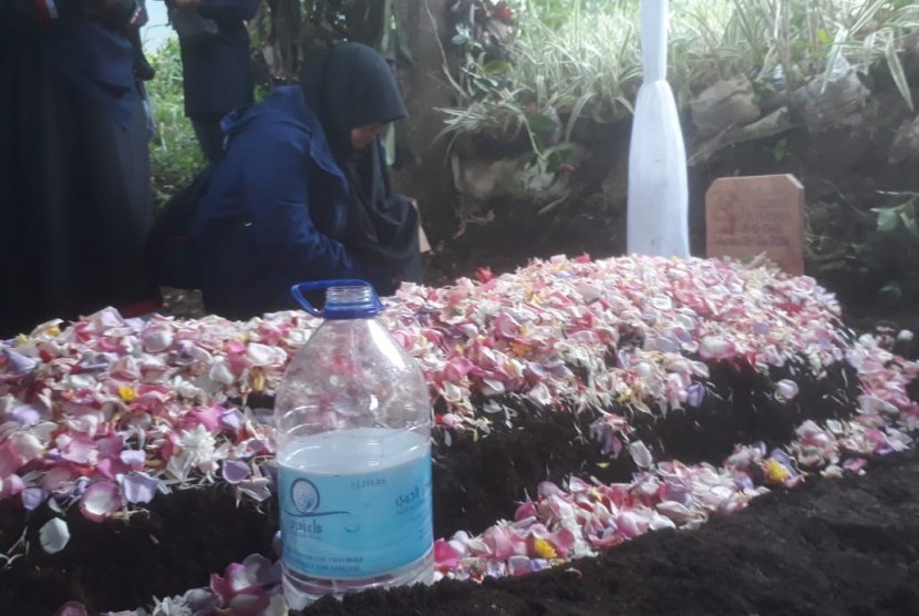 Ibunda Aa Gym: Ibunda Ustaz Abdullah Gymnastiar atau Aa Gym,  Yetty Rochayati dimakamkan di pemakaman keluarga di Eco Pesantren Daarut Tauhid di Parongpong, Kabupaten Bandung Barat, Ahad (28/4).