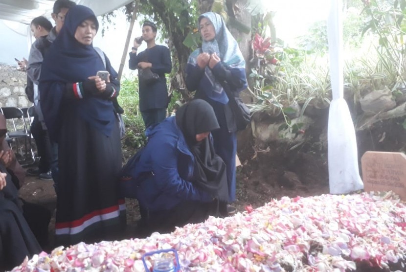 Ibunda Aa Gym: Ibunda Ustaz Abdullah Gymnastiar atau Aa Gym,  Yetty Rochayati dimakamkan di pemakaman keluarga di Eco Pesantren Daarut Tauhid di Parongpong, Kabupaten Bandung Barat, Ahad (28/4).