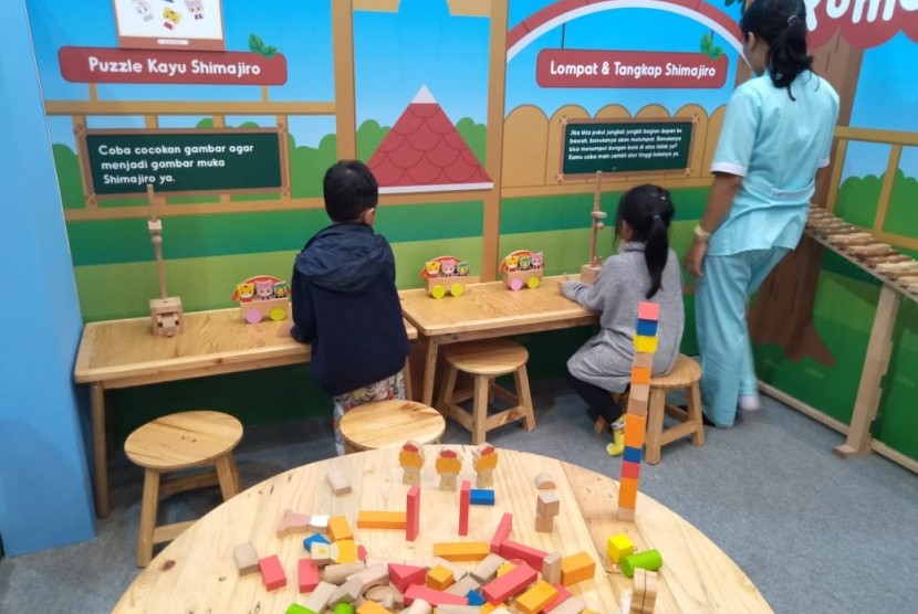 ICEFest 2019 menghadirkan Shimajiro Playpark untuk menemani anak-anak menikmati desa musim dingin di Happy Village di ICE BSD City, Tangerang, Kamis (19/12). 
