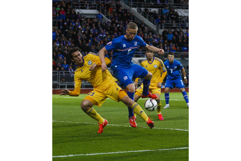  Iceland's Kolbeinn Sigthorsson (R) in action against Kazakhstan's Yuri Logvinenko (L) during the UEFA EURO 2016 group A qualifying soccer match between Iceland and Kazakhstan at the Laugardalsvollur stadium in Reykjavik, Iceland, 06 September 2015.