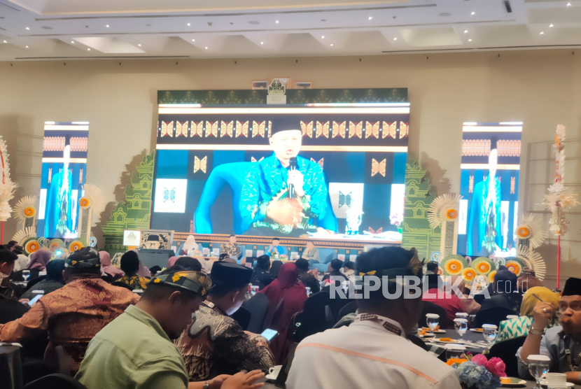 ICMI siap memberikan dukungan dan mengawal pelaku usaha kecil yang ingin mendapatkan sertifikasi halal dengan mengandalkan 2.000 personel LP3H.