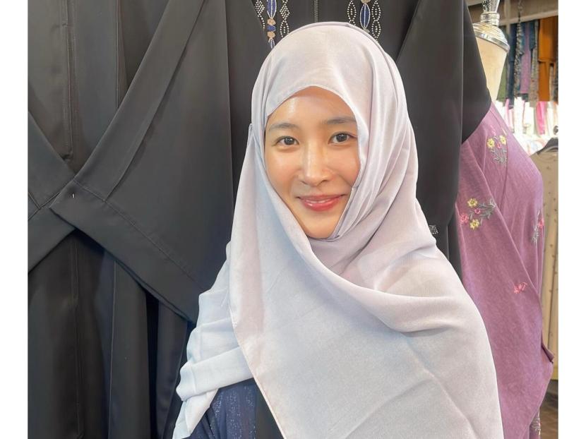 Idol K-pop Yuri SNSD. Yuri mengenakan hijab ketika berjunjung ke Arab Saudi. Yuri mengunggah foto tersebut di akun Instagramnya pada akhir pekan lalu.