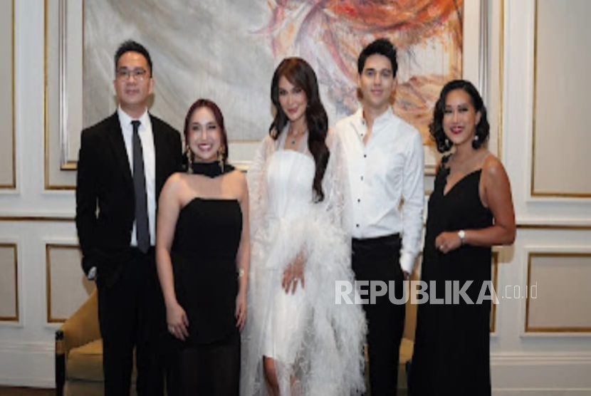 IDS Medical Systems (idsMED) Indonesia, selaku distributor resmi Thermage FLX di Indonesia, secara simbolis menyerahkan perangkat Thermage FLX kepada Luna Maya, Brand Ambassador ZAP Premiere.