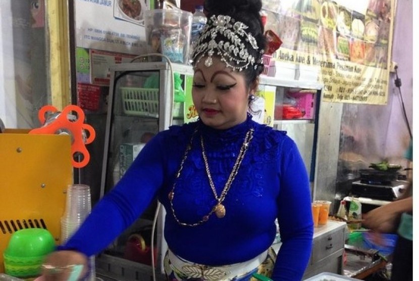 Ie Suan, pemilik kedai kue di ITC Mangga Dua, selalu berdandan unik.