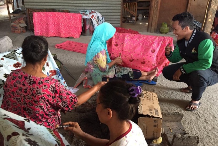 Ifandy, founder dari Niki Batik tenah melakukan pembinaan dan pemberdayaan kepada pebatik rakyat di Desa Bayat, Klaten, Jawa Tengah.