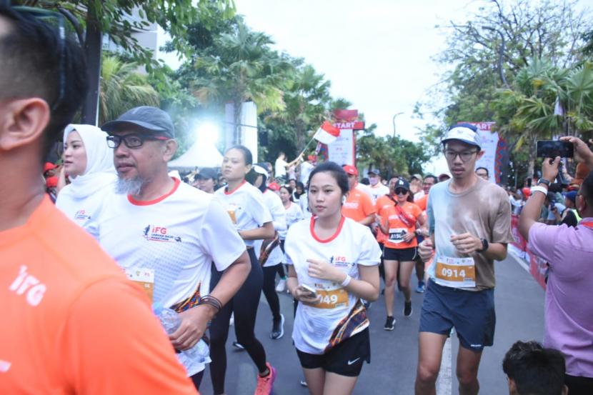 IFG Labuan Bajo Marathon 2022 sukses diselenggarakan dengan meriah Sabtu (29/10/2022) lalu. Sebanyak 1.200 pelari ambil bagian dalam acara tersebut.