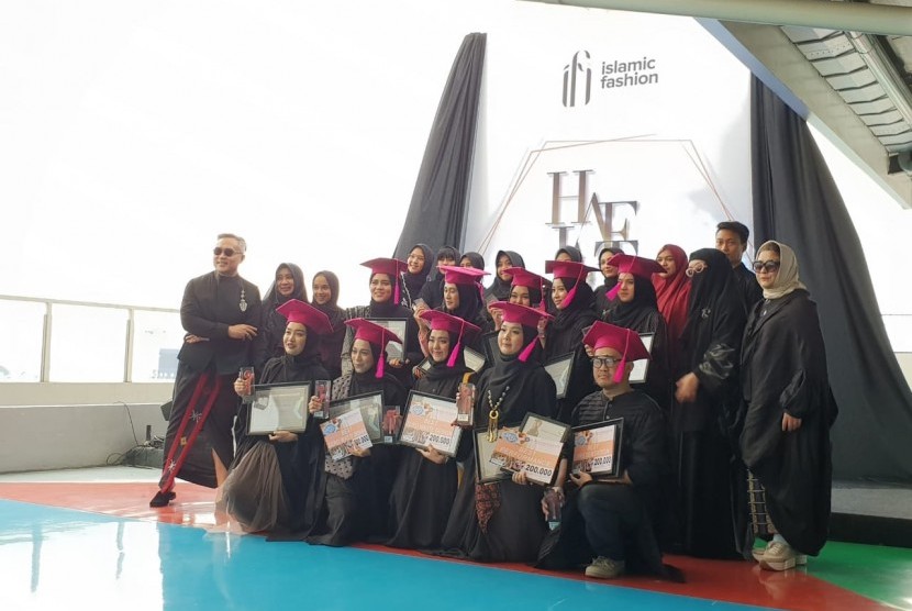 IFI luluskan 25 orang siswanya yang siap terjun dalam gelombang usaha, khususnya busana muslim, belum lama ini. 