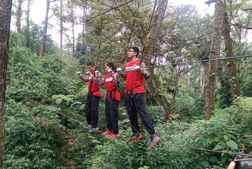 iga atlet muda PB Djarum menjalani salah satu rintangan dalam program tempa mental dan fisik di Cikole, Bandung Barat, Senin (19/2) siang WIB.