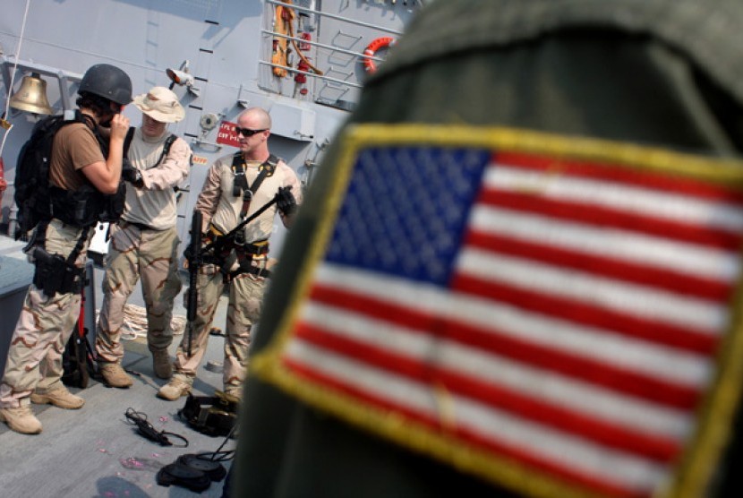 iga personil marinir AS melakukan simulasi dengan persenjataan lengkap di kapal penghancur berpeluru kendali USS Howard (DDG 83)  daratan USS Tortuga.