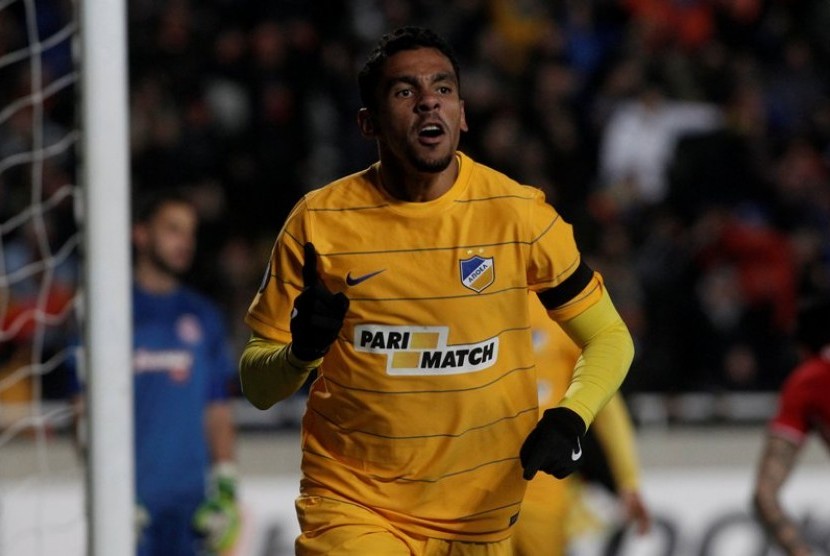 Igor De Camargo mencetak gol untuk Apoel melawan Olympiakos di Liga Europa.