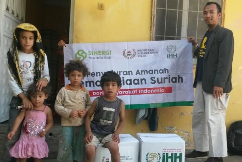 IHR dan Sinergi Foundation menyerahkan bantuan untuk korban konlik Suriah di Turki.