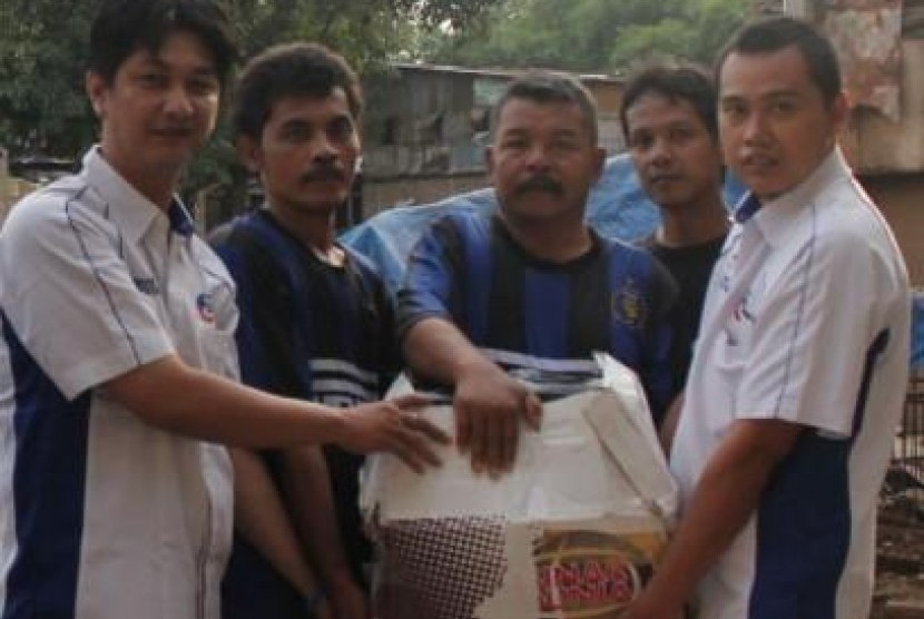 Ihsan Jauhari, Sekjen DPP Parra Indonesia (kiri) dan Azis Abdul AA, Bendahara Umum (kanan) menyerahkan bantuan kepada korban banjir Jakarta. 