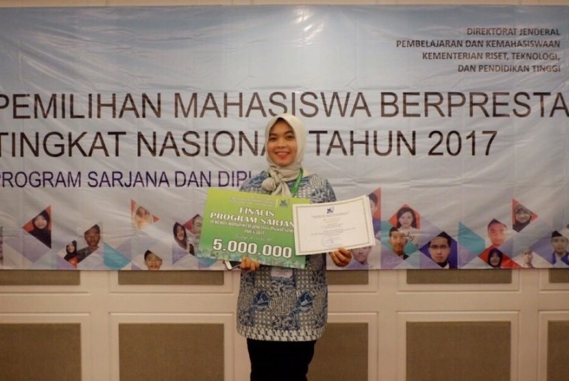 Iin Fadhilah Utami Tammasse, mahasiswa Unhas Makassar yang meraih predikat Pemilihan Mahasiswa Berprestasi (Pilmapres) Tingkat Nasional 2017, meraih predikat The Most Inspiring Student di ajang Pemilihan Mahasiswa Berprestasi (Pilmapres) Tingkat Nasional 2017
