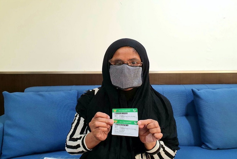  Iis Mulyati (50) adalah salah satu peserta JKN-KIS yang iurannya dibayarkan oleh Pemerintah Kota Bandung. Sebelumnya Iis, begitu sapaannya, dan keluarga terdaftar sebegai peserta Pekerja Bukan Penerima Upah (PBPU) di Kelas III.