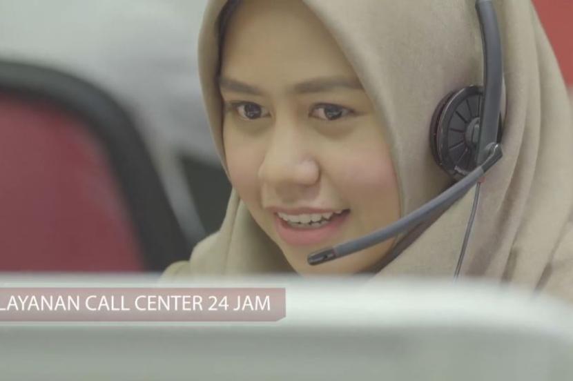 iIustrasi - Karyawati PT. Bank Jabar Banten Syariah (Bank BJB Syariah) melayani nasabah melalui Layanan Digital Contact Center 24 jam. 