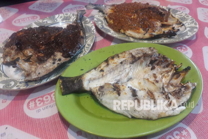 Ikan bakar khas Makassar. Ikan bakar polos, ikan bakar rica dan ikan bakar parape. 