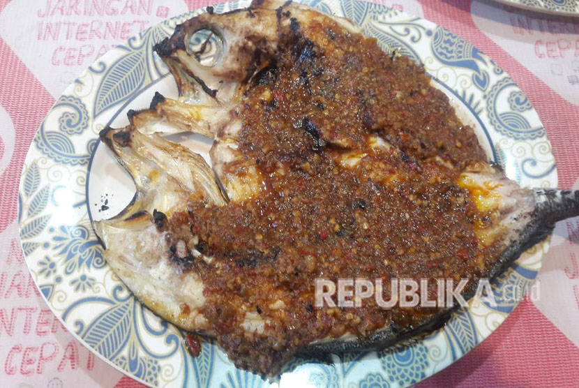 Ikan bakar khas Makassar. Bumbu parape memberikan sensasi segar dan gurih yang khas.