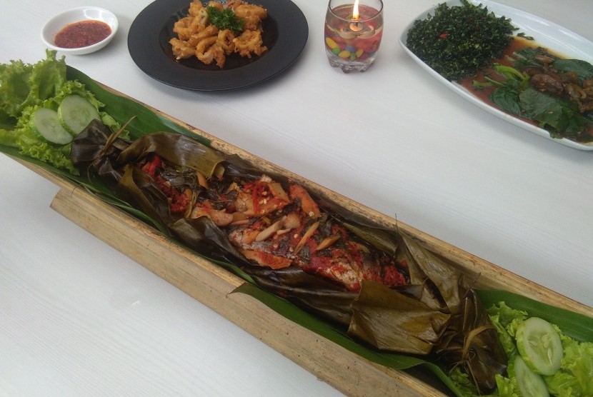 Ikan patin bakar bambu kreasi Restoran Sambara.