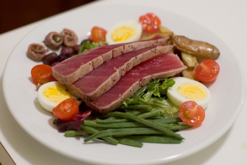 Ikan tuna bisa dimakan dengan salad sayuran. Tuna merupakan sumber asam lemak omega tiga.
