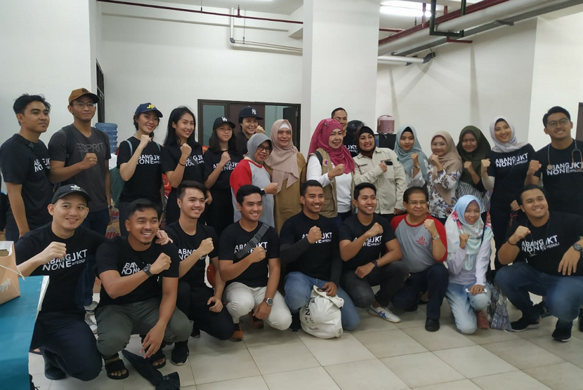 Ikatan Abang None DKI Jakarta menggelar aksi sosial di Posko Pengungsian  Pengadegan, Pancoran, Jakarta, Ahad (5/1). 