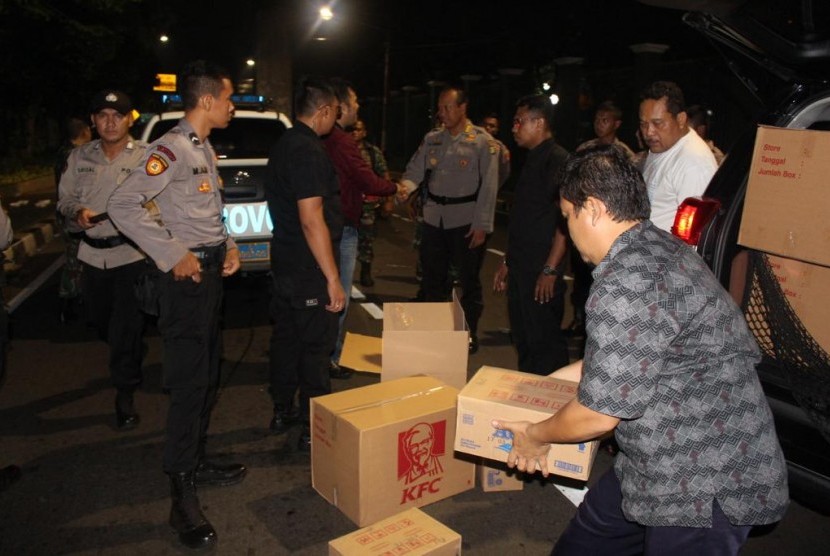 Petugas gabungan operasi cipta kondisi TNI dan Polri membagikan makanan untuk sahur kepada sejumlah warga di Kelurahan Kamal Muara, Penjaringan, Jakarta Utara. Ilustrasi.