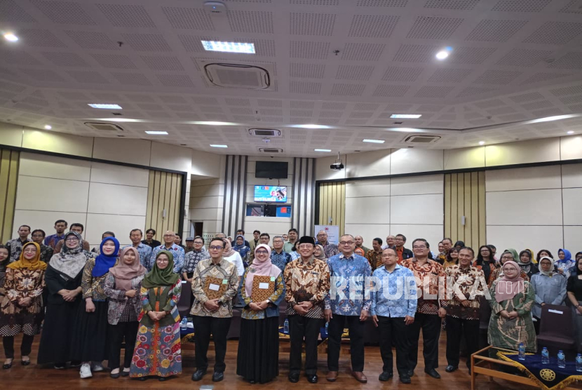 Ikatan Akuntan Indonesia (IAI) wilayah DIY bekerja sama dengan Fakultas Ekonomika dan Bisnis Universitas Gadjah Mada (FEB UGM) menyelenggarakan Workshop PSAK 118: Penyajian dan Pengungkapan dalam Laporan Keuangan, sekaligus melaksanakan penandatanganan Naskah Memorandum of Action (MOA) antara IAI Wilayah DIY dan Mitra Penyelenggara dari berbagai perguruan tinggi di Yogyakarta di Gedung Pusat Pembelajaran FEB UGM, Sabtu (11/20/2025).