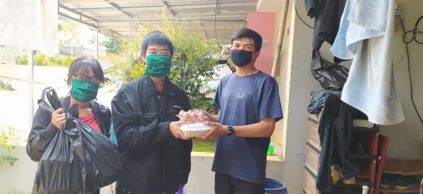 Ikatan Alumni FKH IPB University memberikan bantuan kepada adik-adik kelasnya yang ha4us bertahan tinggal di Bogor dalam situasi pandemi Covid-19.